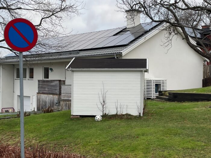 Solcellepaneler montert på tak over et kaldt loft