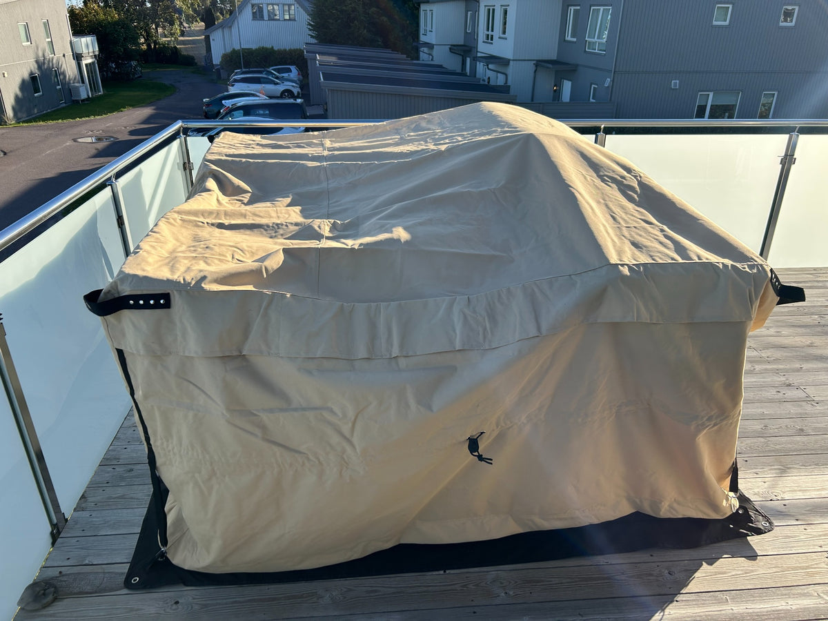 Coverly ferdig montert over utemøbler på en terrasse.