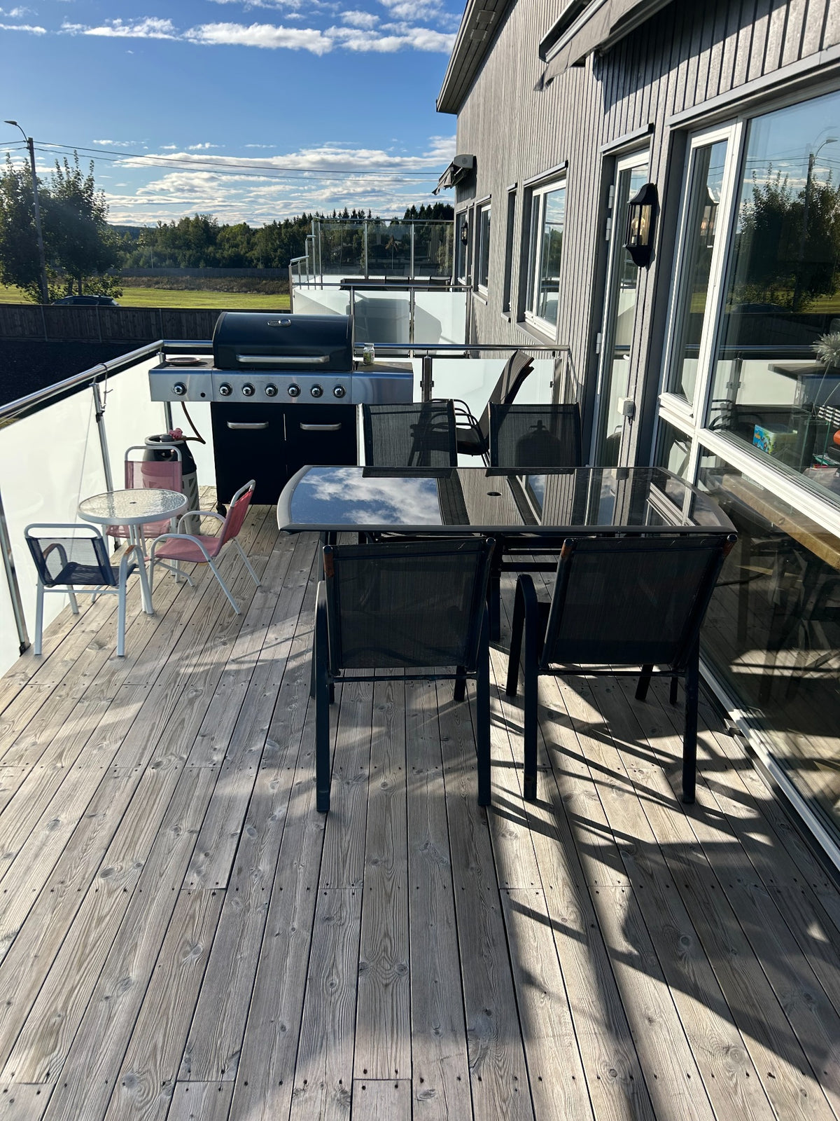 Møblert terrasse før utemøblene samles under Coverly.