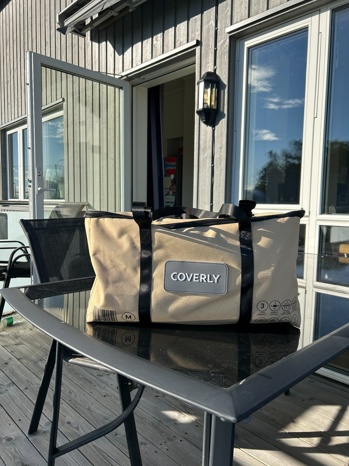 Coverly oppbevaringsbag på terrassebord.