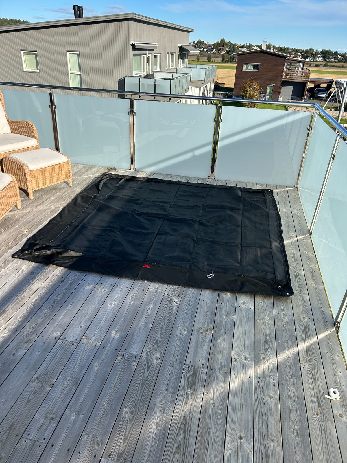 Coverly-bunnen lagt ut på terrassen før møblene plasseres.